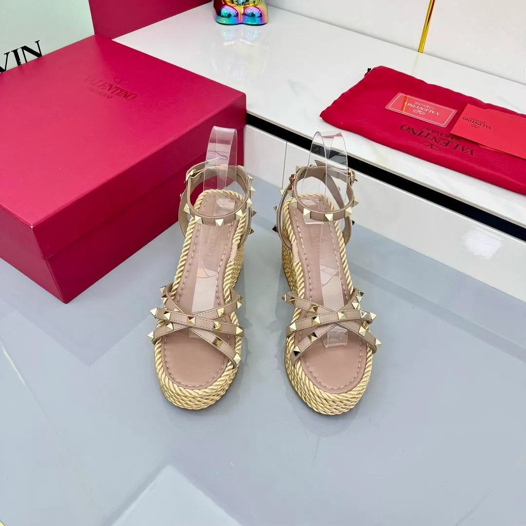 👟👟Ex-factory price 580👟👟 Valentino's new high-version riveted hemp rope woven wedge sandals. Simple and super versatile. Perfect and luxurious on the feet, they can be matched with any spring and summer clothes. The feet feel even more comfortable! The material is a perfect replica of the original version. The original buckle is disassembled and molded. Cowhide surface. Cowhide lining. Electroplated rivet buckle. Original non-slip rubber outsole. Three colors available! The gold heel is about 10cm high. The forefoot platform is about 4cm. It comes with original packaging from the counter! SIZE: 35--40 (41 can be customized)